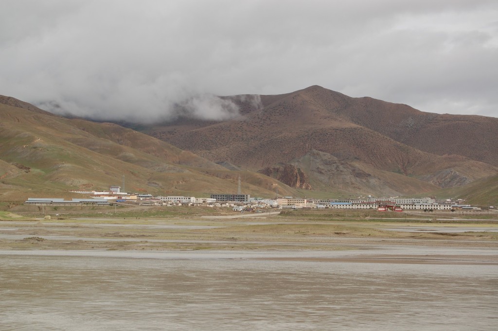 Gesamtansicht von Saga vom südlichen Ufer des Yarlung Tsangpo (2007)