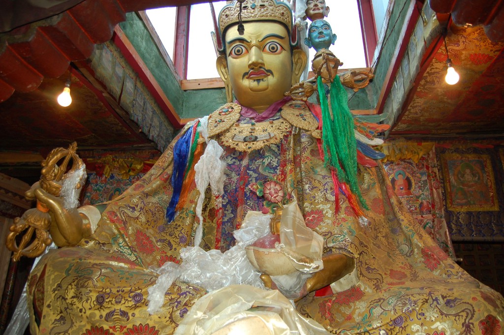 Hauptstatue der Klosters Tradun Tse: Padmasambhava Hauptstatue der Klosters Tradun Tse: Padmasambhava
