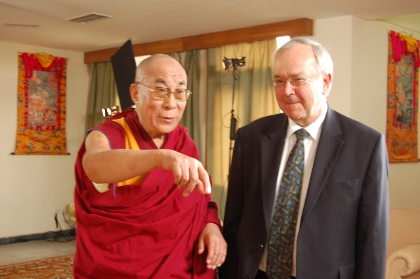 Seine Heiligkeit der 14. Dalai Lama und Prof. Schuh bei einem Treffen im Jahre 2007 Seine Heiligkeit der 14. Dalai Lama und Prof. Schuh bei einem Treffen im Jahre 2007