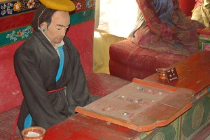 Tibetischer Finanzbeamter im Museum der Burg von Gyantse mit einem Rechenbrett Tibetischer Finanzbeamter im Museum der Burg von Gyantse mit einem Rechenbrett